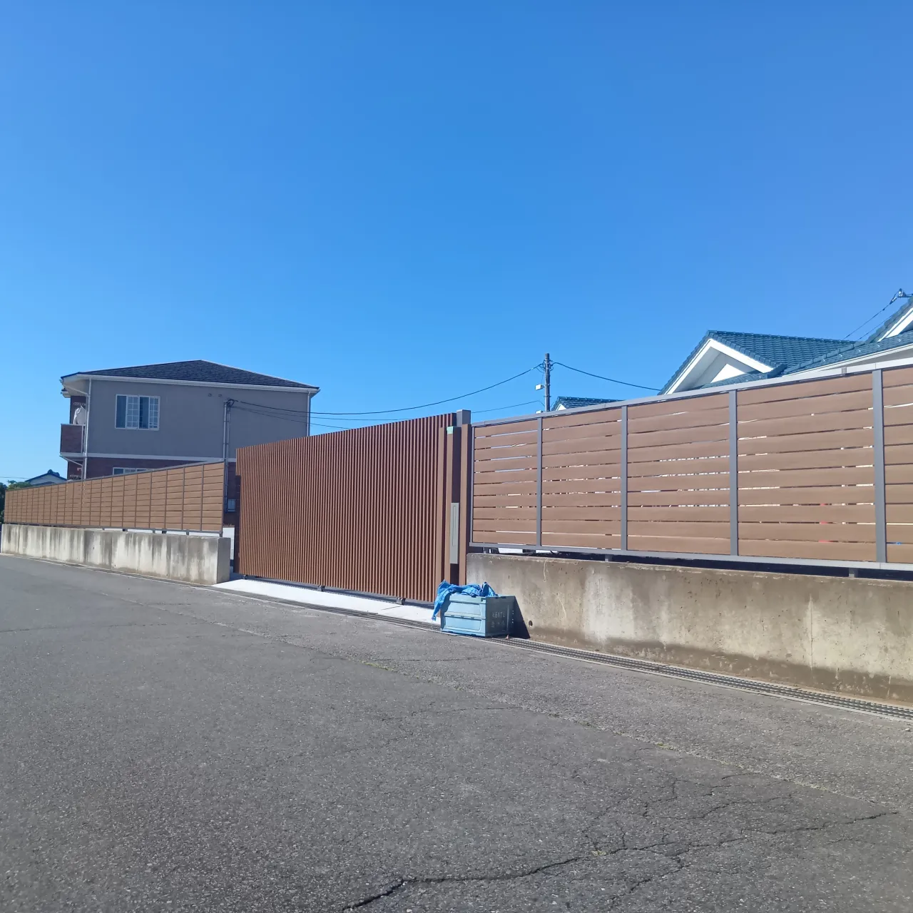 つくば市　H様邸　外構工事　やっと入口引扉とフェンス設置でき...