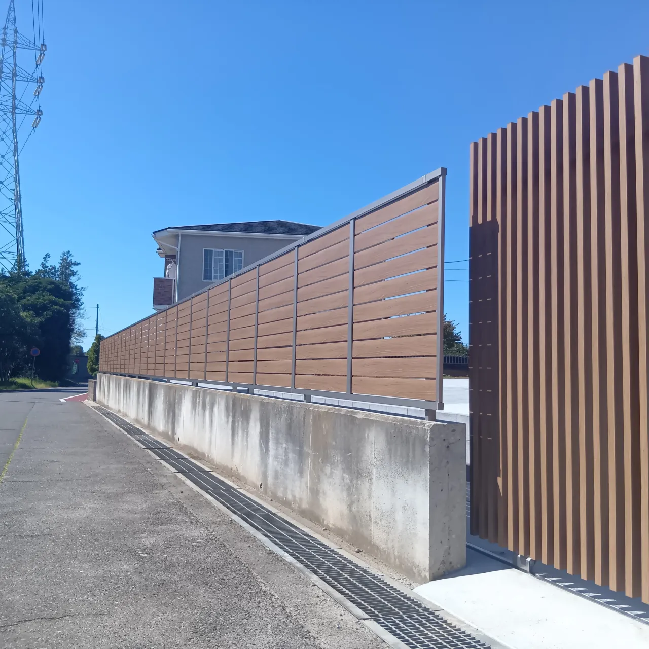 つくば市　H様邸　外構工事　やっと入口引扉とフェンス設置でき...